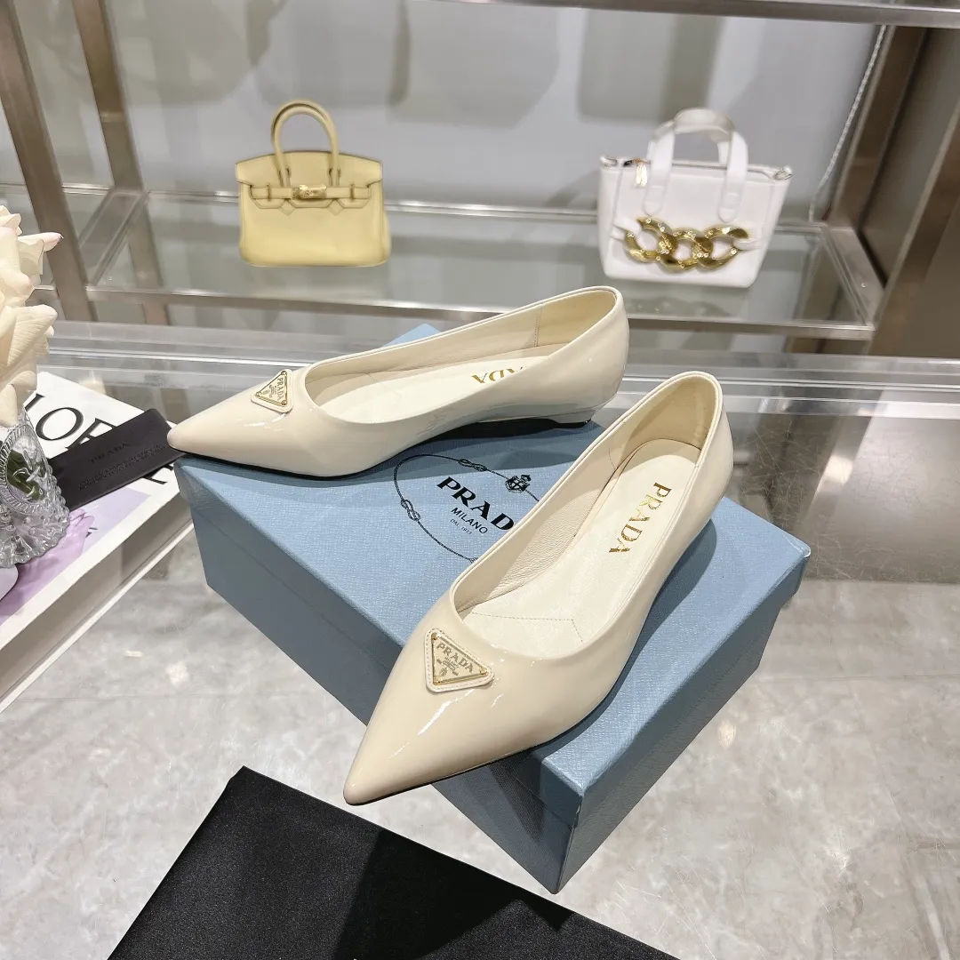 👟👟Ex-factory price 560👟👟 PRADA 2024𝐬𝐬Prada spring and summer new products, coming with strength! ❣️Fashionable and versatile nice item, original shoes developed from Italian counters and reproduced 1:1 according to the original taste. This year’s theme is not to be defined, embodying texture through simplicity and conciseness💛Top-grade patent leather with original 3D printing, the triangle logo is consistent with the original version, the goatskin lining is breathable and comfortable, and the genuine leather outsole. ⚛Size: 35-40 (41 customized) ⚛Original packaging accessories. ⚛Triangle deduction